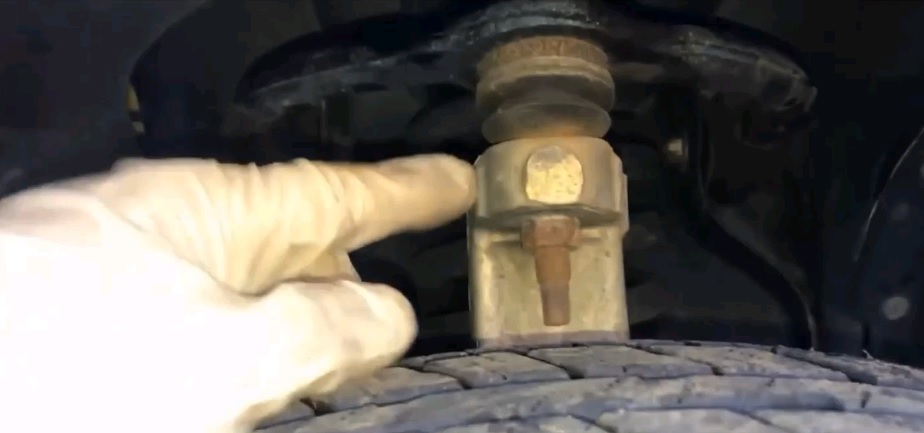 Jeep Grand Cherokee 05-10 – Upper Control Arm & Ball Joint Replacement ...